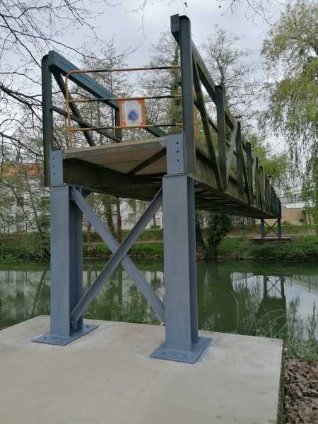fabricant, passerelle, acier, galvanis&eacute;